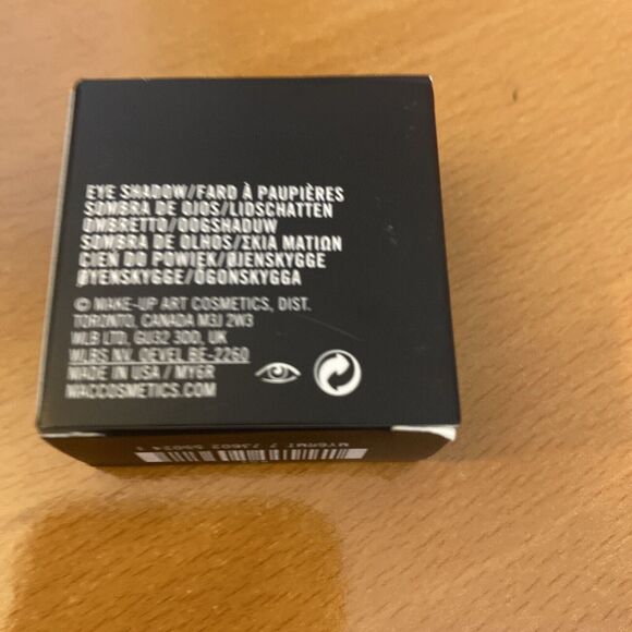 MAC FROST Eyeshadow NUDE MODEL - Picture 4 of 5